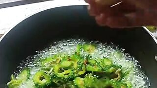 মুচমুচে করলা-আলু ভাজি ভর্তা