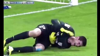 Courtois memegangi area perutnya dengan ekspresi kesakitan