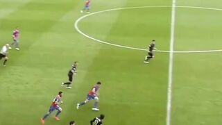 Postingan ini mengutip video klip terbaik Yaya Touré yang menampilkan lari yang kuat, gol jarak jauh