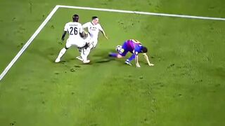 Banyak yang mengkritik FIFA. Tapi aksi seperti ini selalu membuat perdebatan itu kembali hidup.