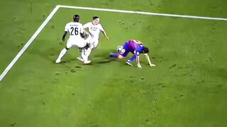 Banyak yang mengkritik FIFA. Tapi aksi seperti ini selalu membuat perdebatan itu kembali hidup. 3