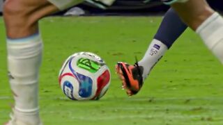 Sepatu legendaris yang begitu identik dengan Neymar Jr