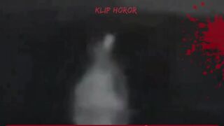 Satpam Tak Sengaja Rekam Sosok Misterius di Atas Gerbang