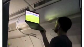 Satu penggemar membayar WiFi di pesawat hanya untuk menonton Argentina vs Mesir
