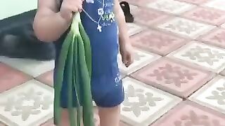 Смотрите что малый вытворяет