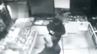 В Воркуте мужчина с молотком набросился на покупателя
