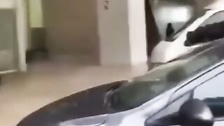 Девушка встречает парня