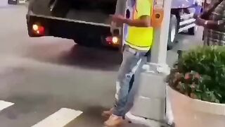Мужчина классно пнул бутылку