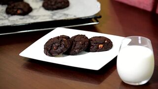 Шоколадное печенье с орехами