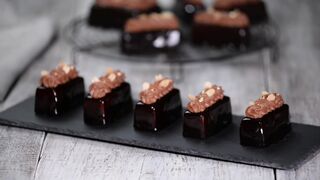 Шоколадные пирожные с арахисом