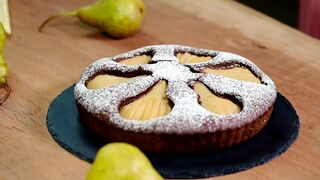 Шоколадный пирог с грушами