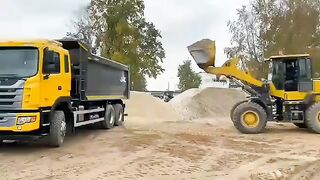 Испытания нового самосвала JAC, погрузка щебня.