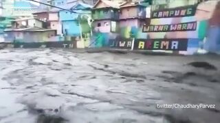 Страшное внезапное наводнение в Индонезии! Потоп смыл город