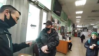 Стражи QR на входе в городской бассейн.