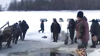 Лед не выдержал.