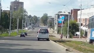 Девушка и трамвай