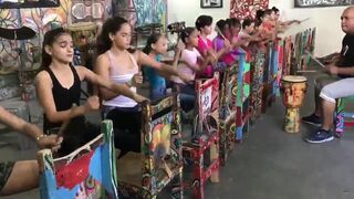 Крутое выступление барабанщиц