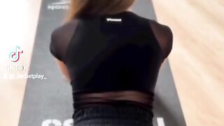 Красивая девушка из Tiktok села на шпагат