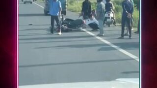 Sebuah mobil menabrak sepeda motor