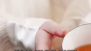 setelah itu gadis tersebut membawakan sup hangat