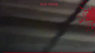 Detik-Detik Penampakan Sosok Putih Misterius Ngintip dari Jendela Lantai 2