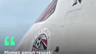 Pilot & Kru Pesawat Sambut Mohamed Salah dengan Tepuk Tangan! 🇪🇬