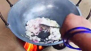 ঐতিহ্যবাহী মাটির উনুনে মুরগির মাংসের ঝোল।