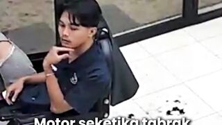 😱 ASTAGA! Motor Tiba-Tiba Seruduk Pintu Kaca Barbershop di Jambi! 💥