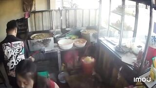 🚨 TRAGIS! Warung Ayam Geprek Ditabrak Mobil, Karyawan Tersiram Minyak Panas 🚨