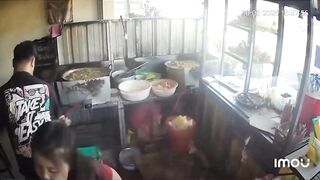 🚨 TRAGIS! Warung Ayam Geprek Ditabrak Mobil, Karyawan Tersiram Minyak Panas 🚨 2