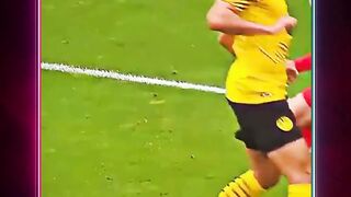 Kiper Ini Membiarkan Pemain Lawan Mencetak Gol Terakhir Dalam Karirnya 🥺 2