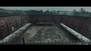 Rama Fights Off Inmates in Epic Mass Brawl | The Raid 2 (2014) | Screenfinity