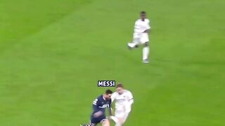 Sebuah duel yang dianggap banyak fans sebagai simbol berakhirnya era Messi di sepak bola Eropa. ⚽️🔥 2