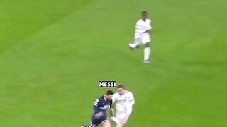 Sebuah duel yang dianggap banyak fans sebagai simbol berakhirnya era Messi di sepak bola Eropa. ⚽️🔥 3