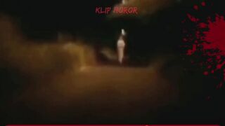 Viral Video Horor Penampakan Pocong Berdiri Tegak di Tengah Jalan