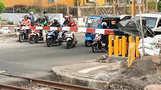 KERETA API LOKOMOTIF NGEBUT SECEPAT KILAT