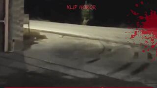 Tak Sengaja Rekam Sosok Putih 'Pocong' Berdiri Kaku di Depan Rumah Saat Tengah Malam!