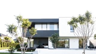 Luxurious Modern Minimalist Home with a Garden.