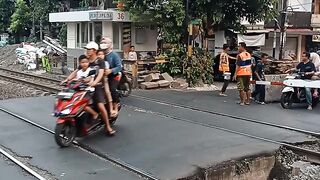 Perlintasan kereta api jalur sibuk