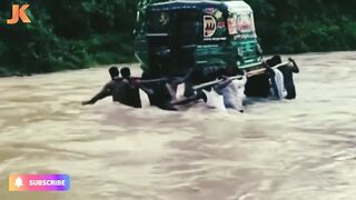 বন্যায় দুর্গত এক  গ'র্ভব'তী নারীকে হাসপাতালে নিতে...