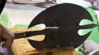 Sejak kapan kapak Wiro Sableng jadi pemotong martabak telur? 😭