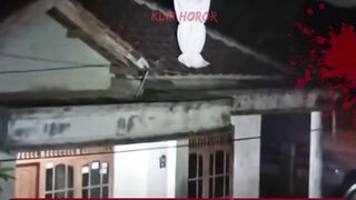 Detik-Detik Pocong Wedon Berdiri di Atap Rumah Warga