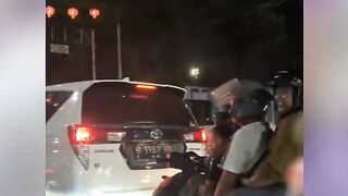 Rispek Tingkat Dewa! Takut Bikin Kelilipan, Pemotor Rela Tutup Knalpot Pakai Tangan