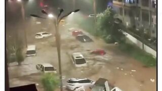 Rekaman menghancurkan dari banjir