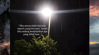 Kadang hujan bikin rindu,