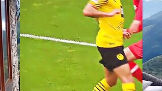 Kiper Ini Membiarkan Pemain Lawan Mencetak Gol Terakhir Dalam Kariernya 🥺❤️