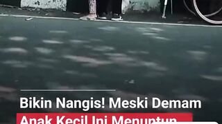 🥺 Meski demam, bocah ini tetap menuntun ayahnya yang tunanetra berjualan.