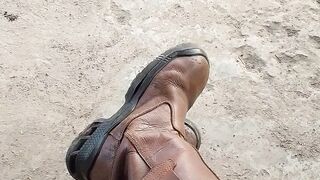 Listening to the sound of others brings my shoes together.