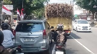 Truk muatan tebu