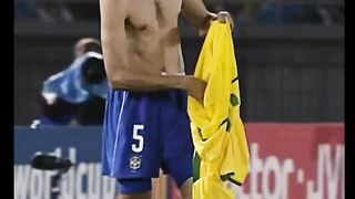 Insiden lucu yang dialami bek Brasil, Edmilson